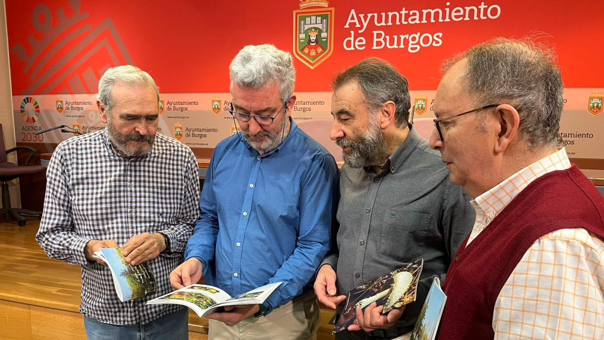 El concejal Carlos Niños acompañado por miembros de la Asociación Micológica Gatuna en la presentación del programa.