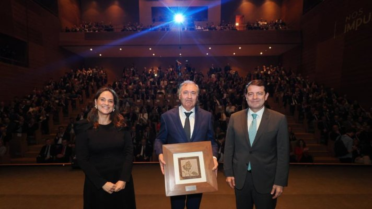 El presidente de la Junta, Alfonso Fernández Mañueco; el CEO de Galletas Gullón, Juan Miguel Martínez Gabaldón; y la presidenta de Edigrup, Adriana Ulibarri.