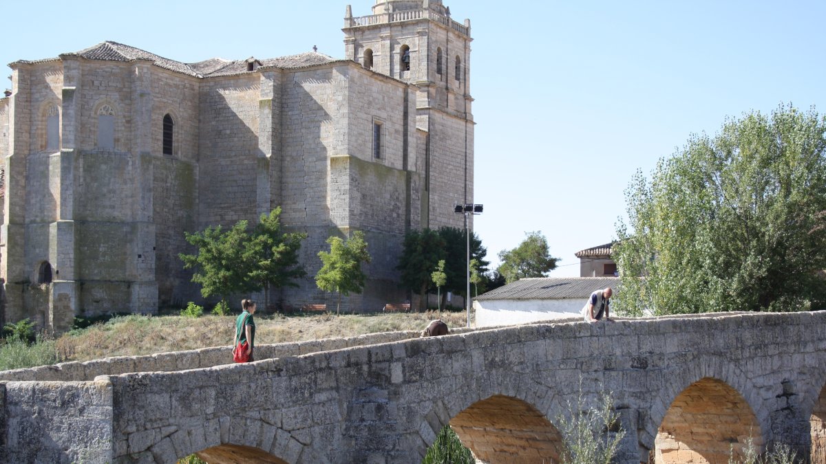 La iglesia de Nuestra Señora de la Asunción y el puente medieval de Villasandino.
