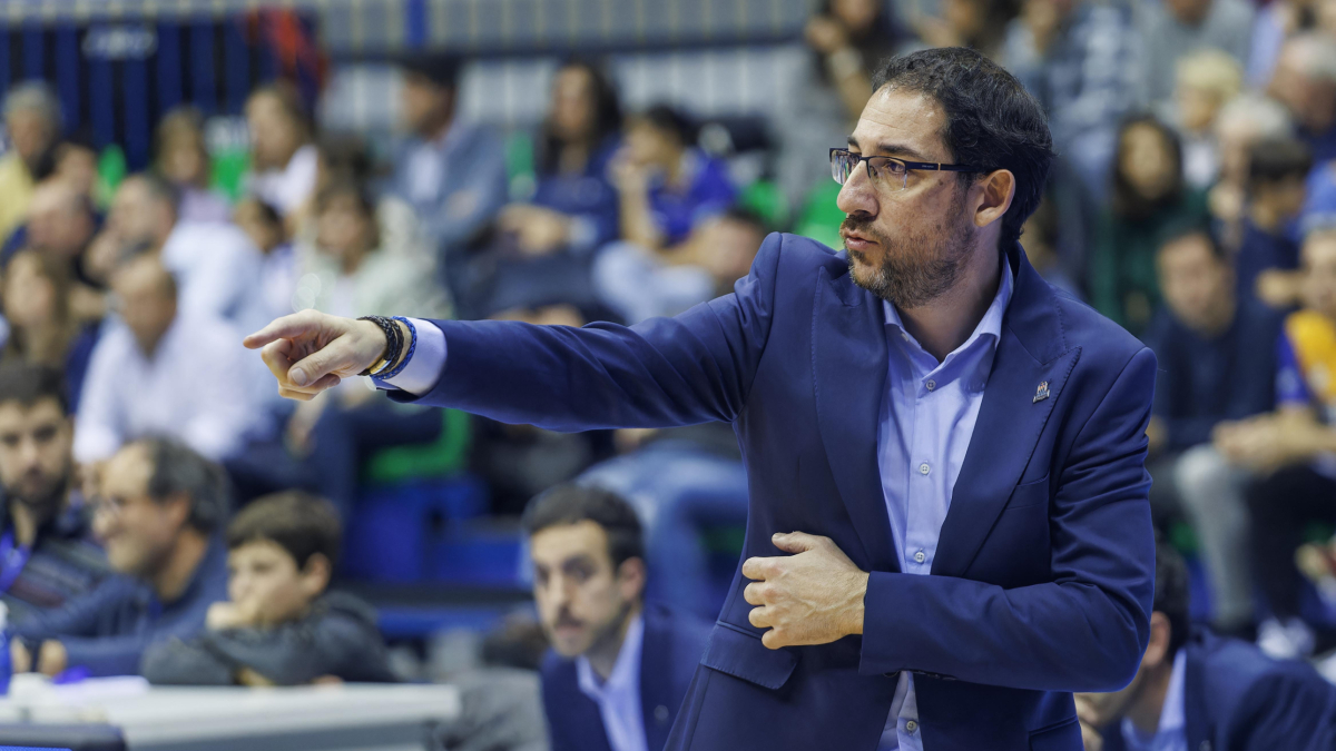 Lolo Encinas da instrucciones durante un partido.