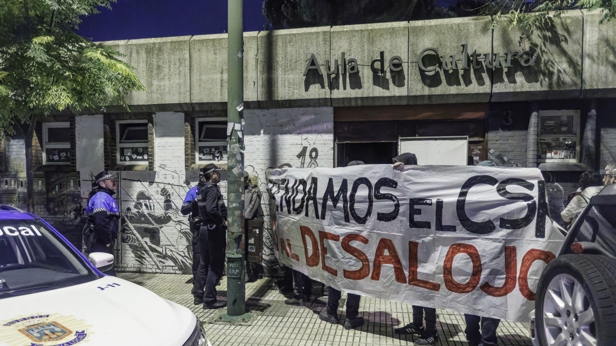 Concentración de apoyo al CSR de Gamonal tras ser precintado por segunda vez.