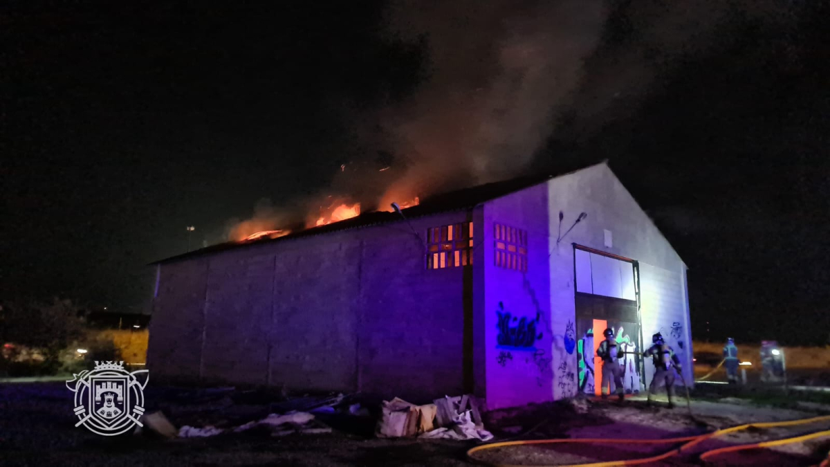 Los Bomberos intervenían anoche en la nave.