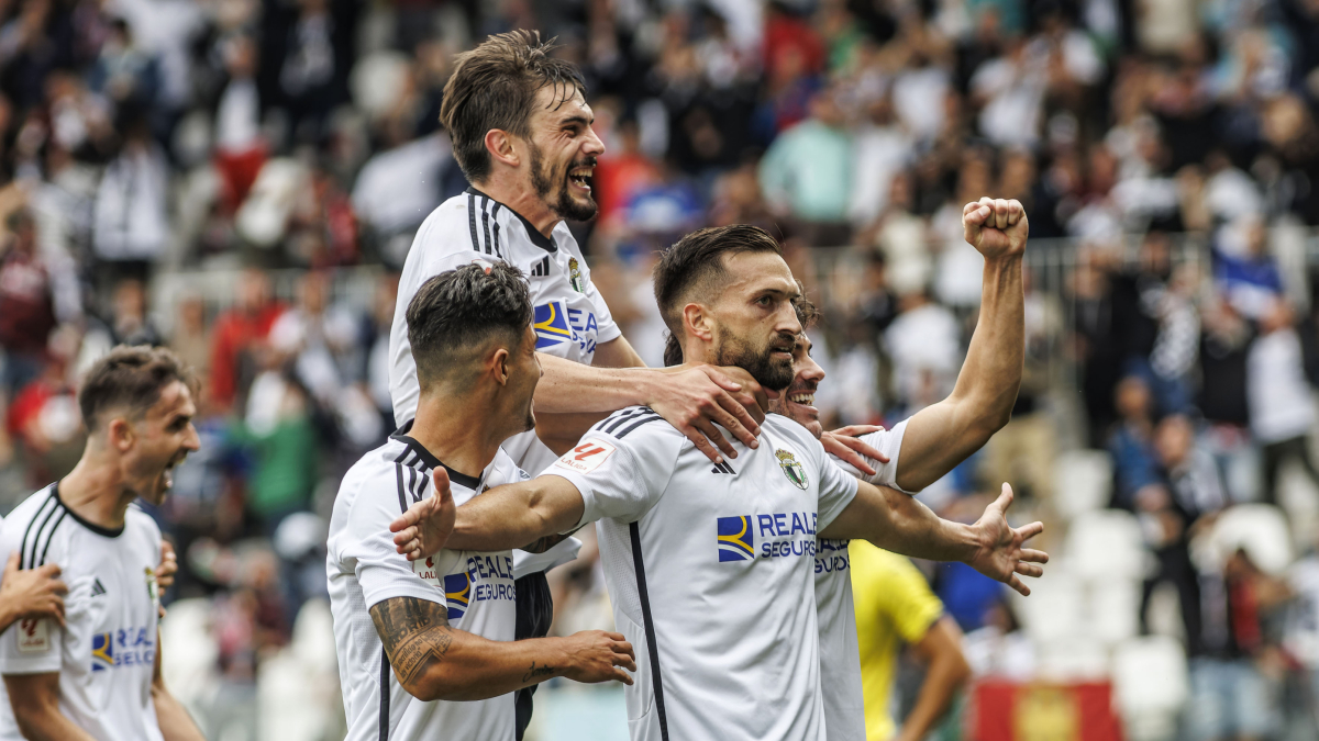 Los jugadores del Burgos CF celebran un gol.