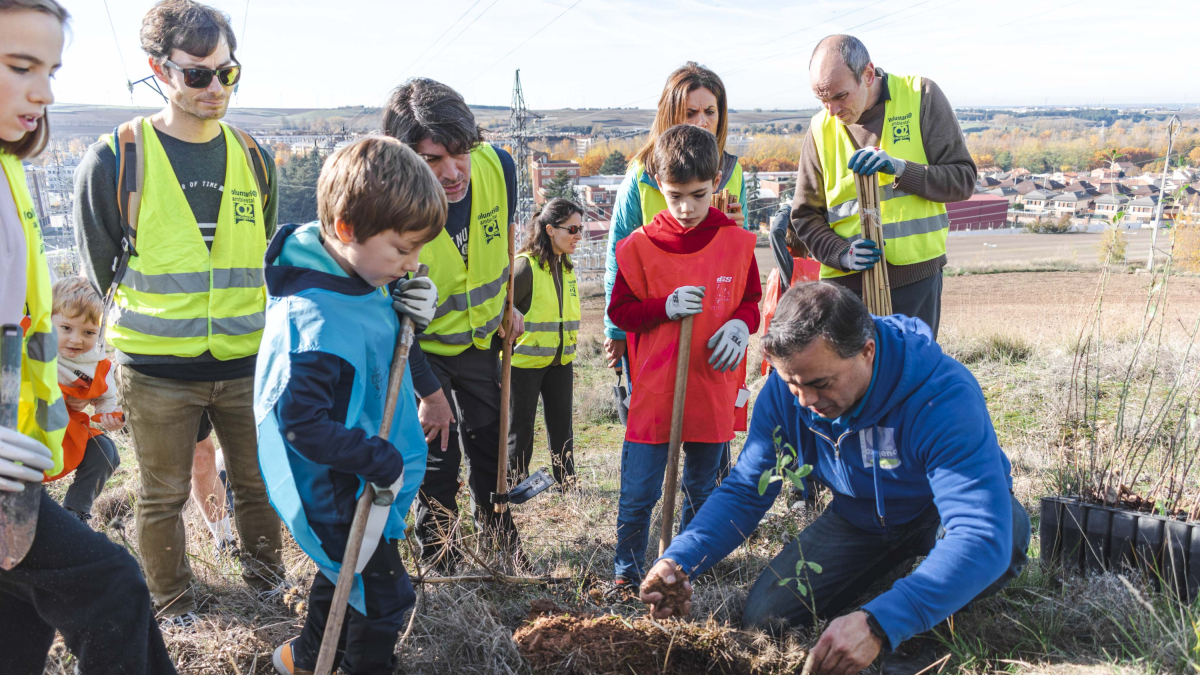 Instante de la plantación de árboles promovida por Fundación Oxígeno en Monte Sano.