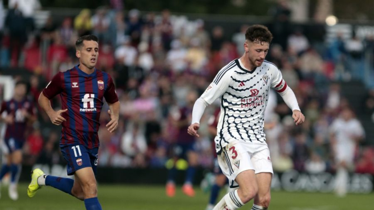 Barbu, autor del gol del empate, conduce el balón durante el partido.