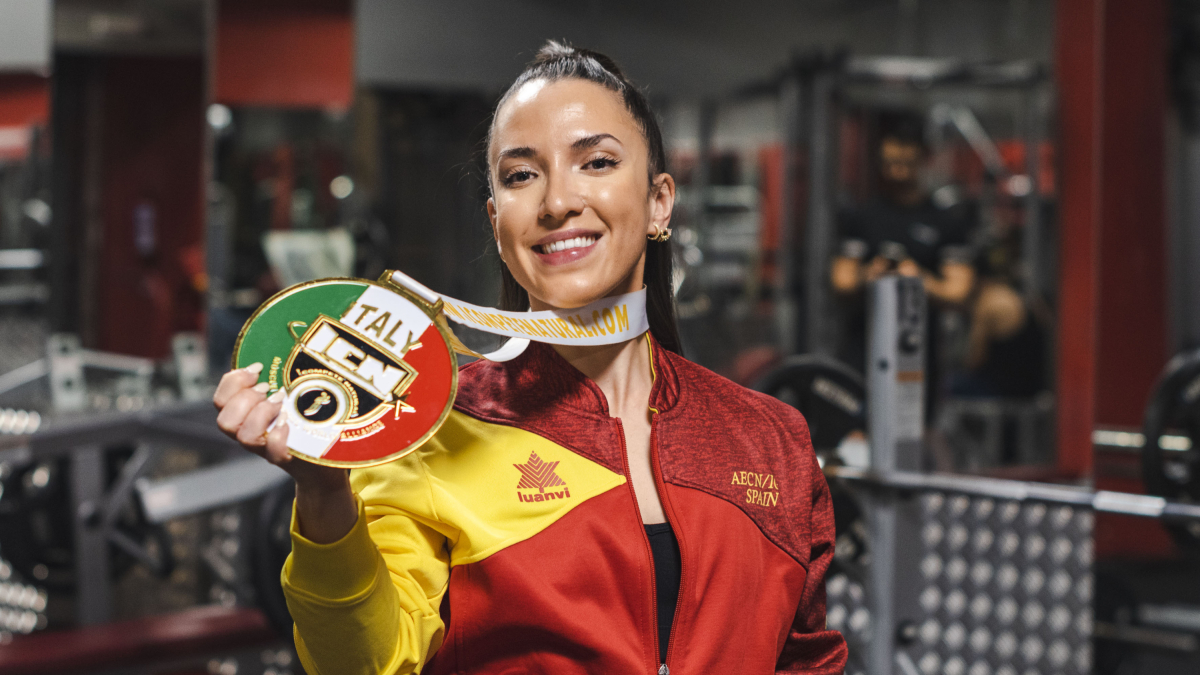 La burgalesa muestra su medalla de Campeona del Mundo.