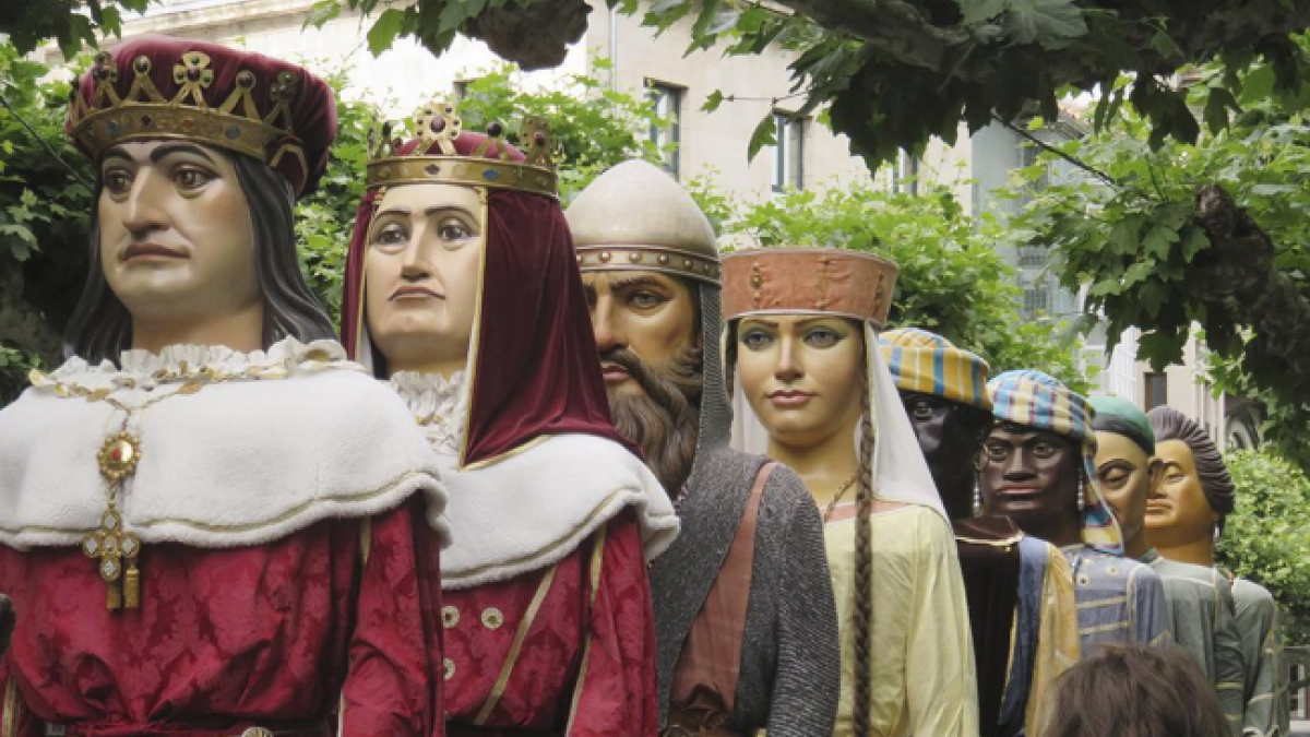 Gigantones y Gigantonas durante un desfile por el paseo de El Espolón.