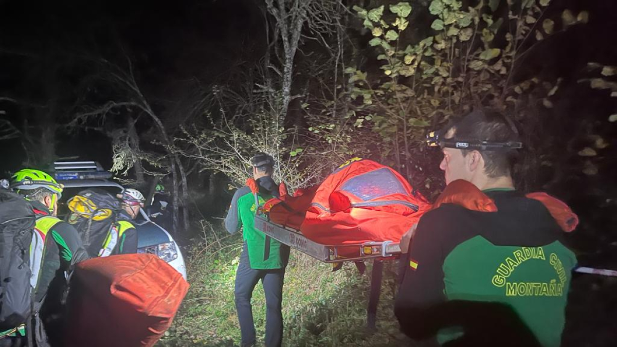 Los equipos de rescate recuperan el cuerpo del cazador.
