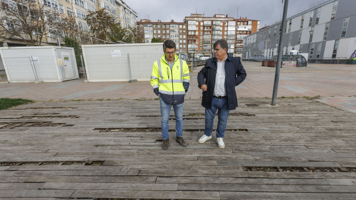 El concejal Juan Manuel Manso, en el parque Félix Rodríguez de la Fuente, junto a un responsable de la empresa RFS, en la zona de pavimento de madera.