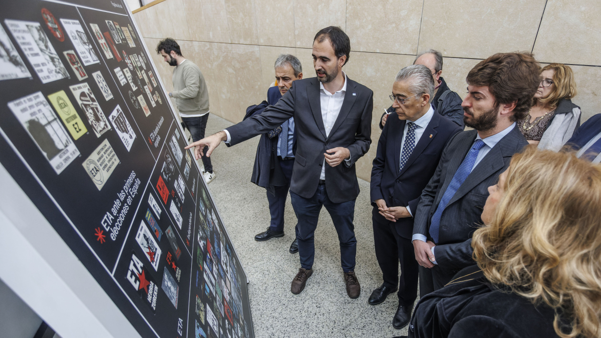 García-Gallardo visita la exposición junto a Cristina Ayala y Roberto Saiz.