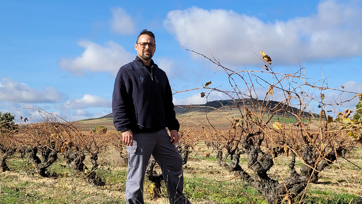 Antonio de la Fuente posa en una de las parcelas que trabaja en la Ribera del Duero.