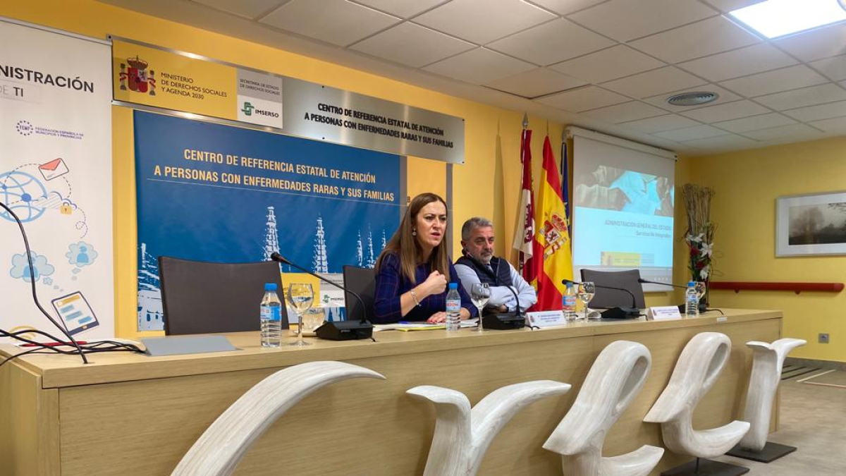 La delegada del Gobierno en Castilla y León, Virginia Barcones, y el subdelegado del Gobierno en Burgos, Pedro de la Fuente, en el CREER.