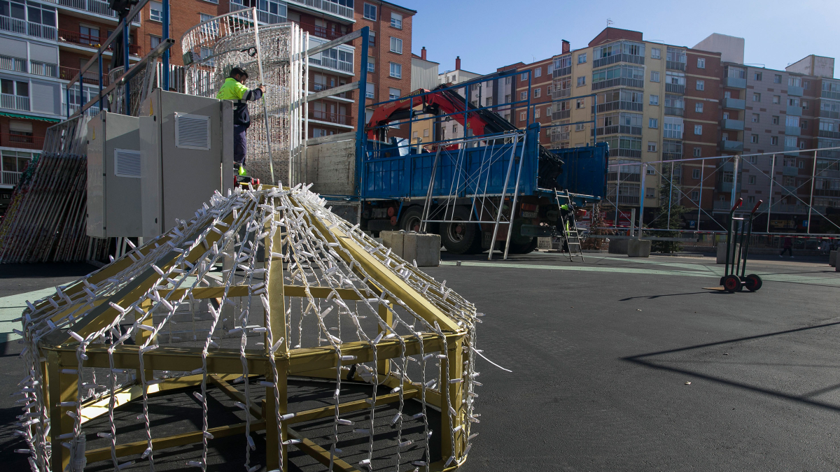 Instante de la instalaciones de adornos luminosos en la Plaza Santiago.