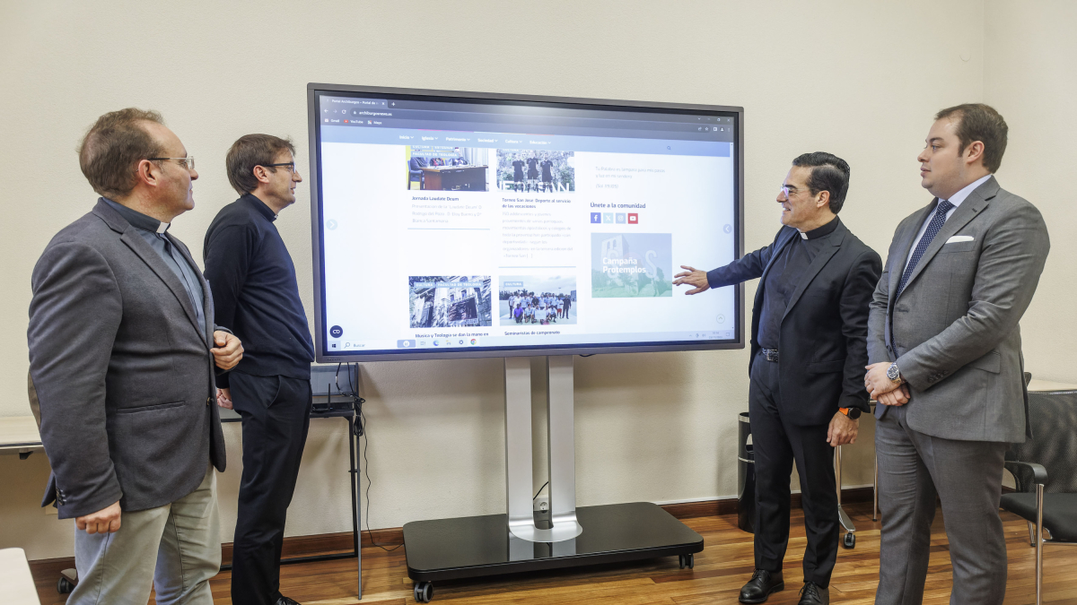 Los responsables de comunicación, transparencia e informática junto al vicario general en la presentación de archiburgosnews.es.