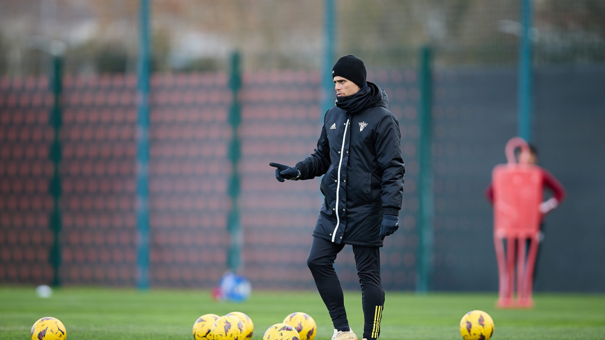 Lisci, protegido del frío, da instrucciones en un entreno previo al partido contra el Oviedo.