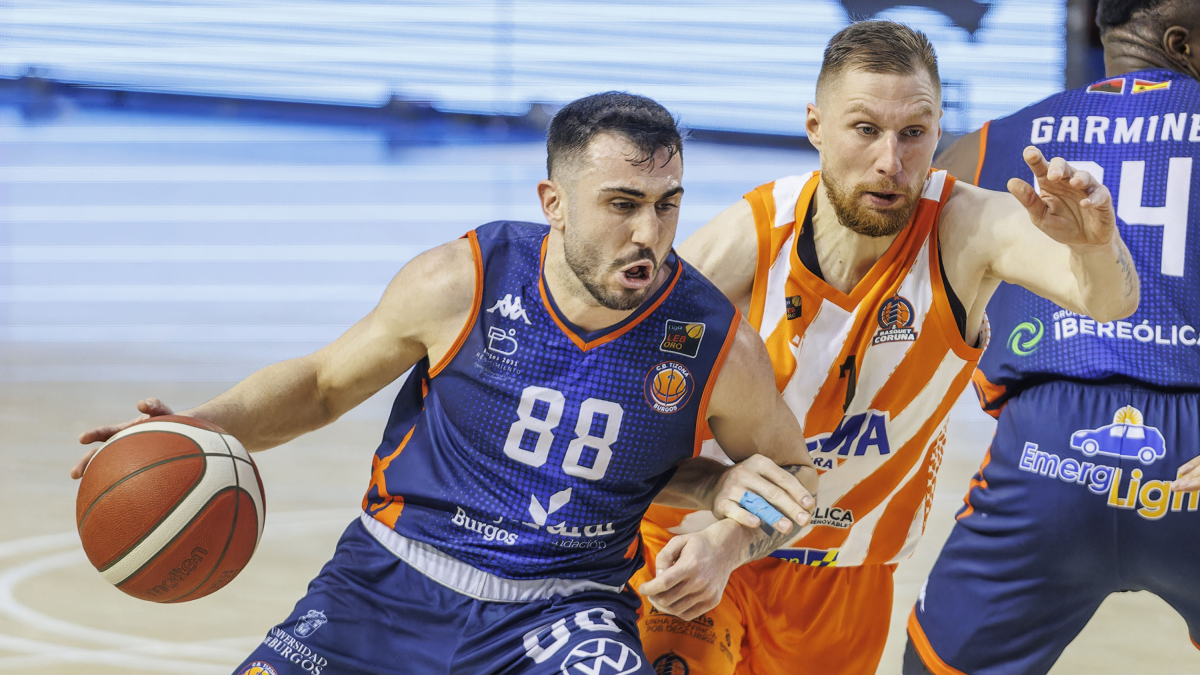 Dídac Cuevas marca con su gesto la dificultad de zafarse de un jugador del Leyma Coruña