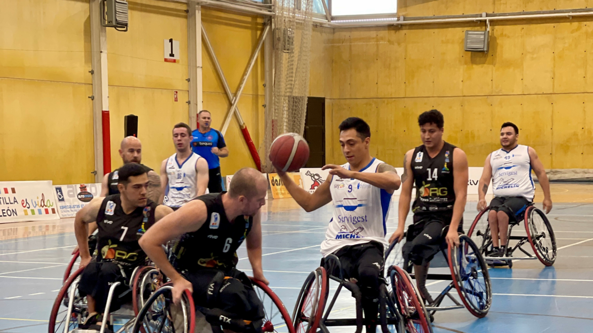 Martínez se dirige a canasta con el balón.