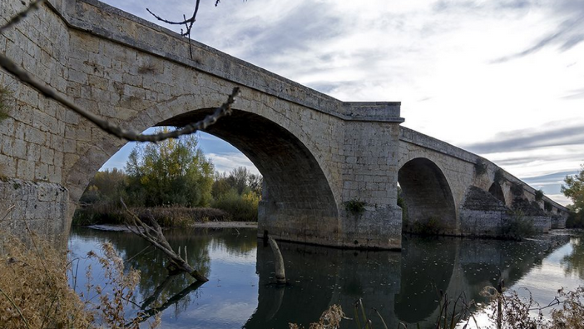 Imagen del puente sobre el río Pisuerga.