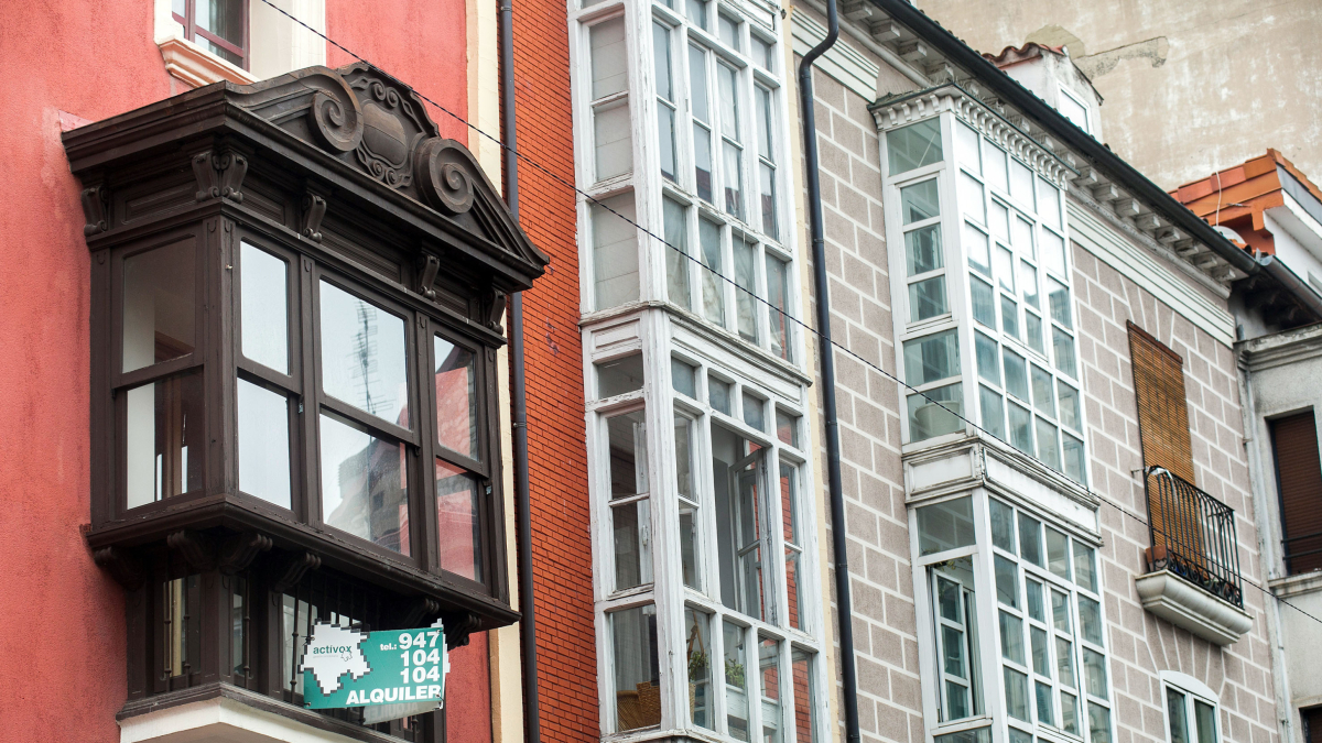 Cartel de vivienda en alquiler en el balcón de un inmueble del centro de Burgos.