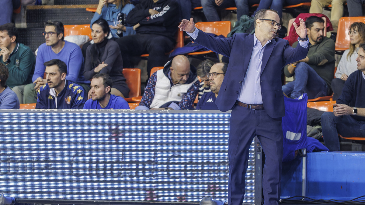 Ocampo gesticula en la banda durante el partido contra Coruña.
