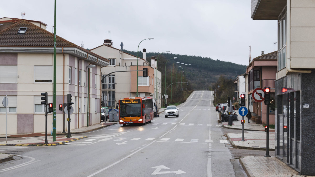 El autobús urbano llega a Villatoro por la antigua Nacional 627.