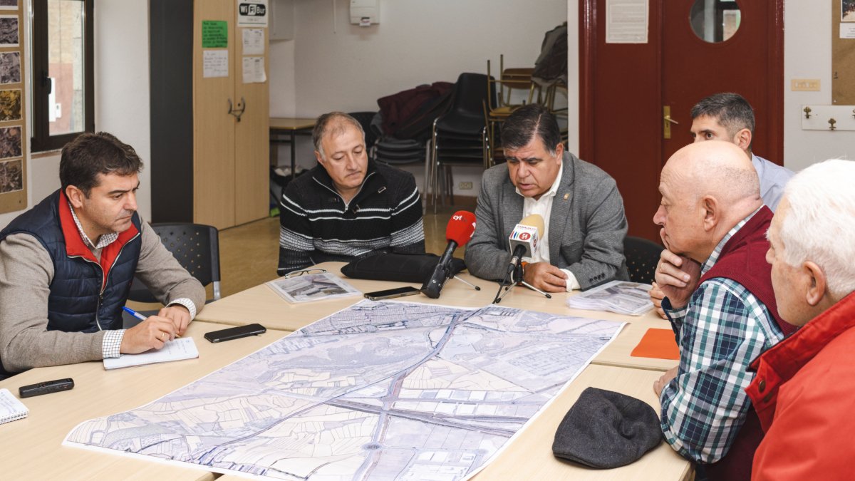 El concejal de Urbanismo, Juan Manuel Manso, explica en el centro municipal del barrio de Villatoro los detalles del trazado elegido.
