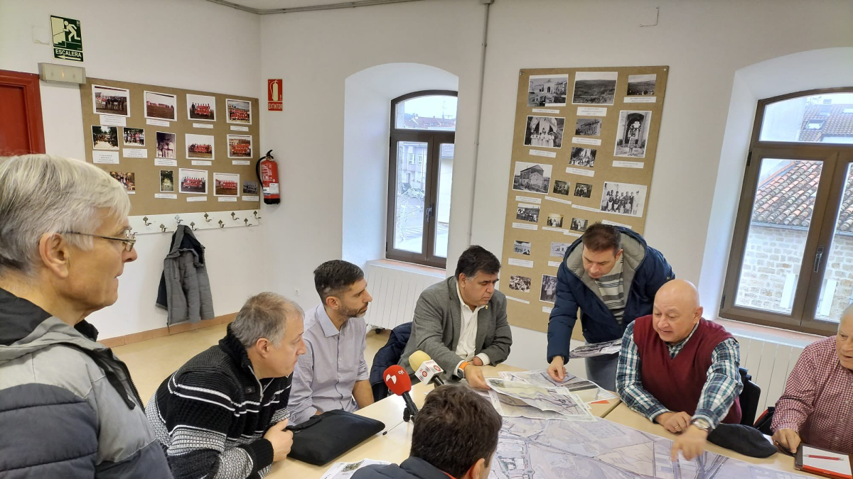 El concejal de Urbanismo, Juan Manuel Manso, se reunió con los vecinos del barrio.