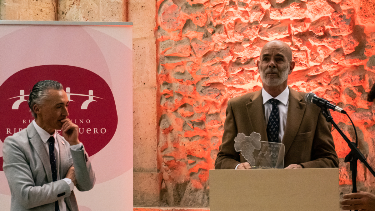 Joaquín Goma recoge el premio junto al presidente de la Ruta del Vino Ribera del Duero