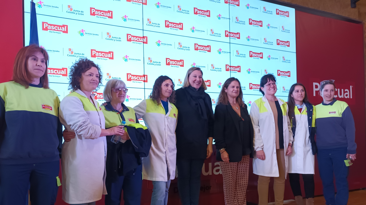 La consejera de Familia firma el convenio con la consejera de Pascual, Sonia Pascual