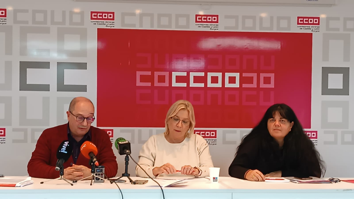 Juan Antonio Gutiérrez (UGT), María Jesús González y Maribel Juárez (CCOO) anunciando movilizaciones en el sector de la hostelería