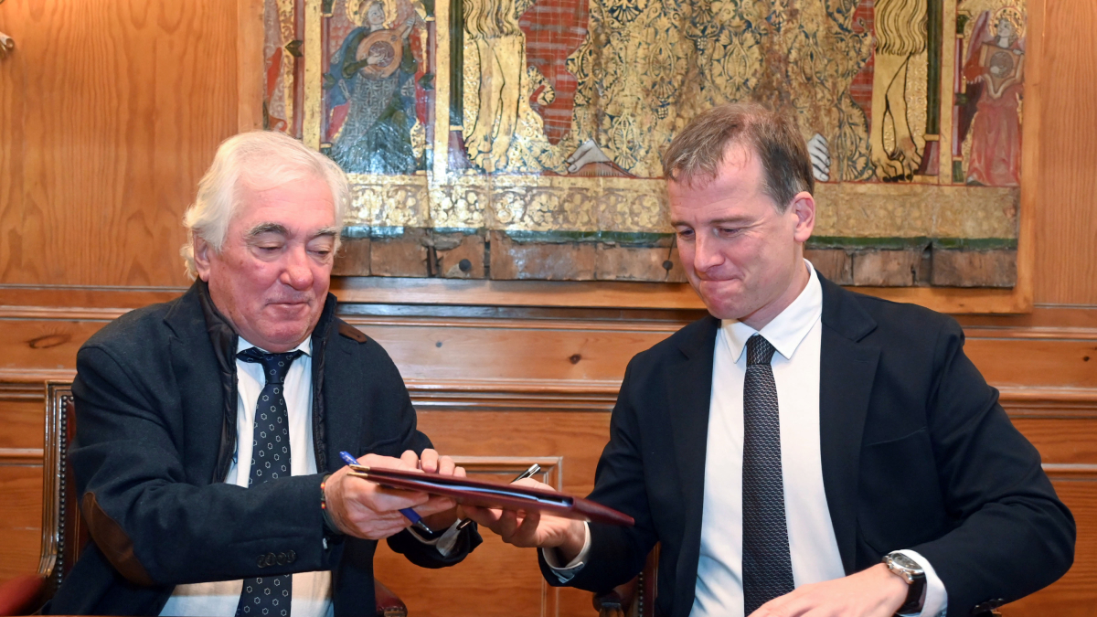 El director general del Catastro, Fernando de Aragón, y el presidente de la Diputación de Burgos, Borja Suárez, suscriben un convenio que habilita una plena gestión catastral colaborativa.