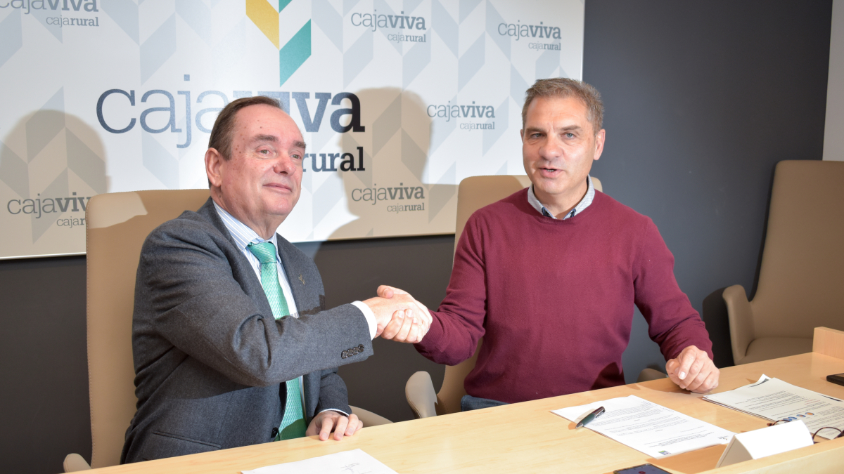 Ramón Sobremonte y Roberto Lozano sellan el acuerdo.
