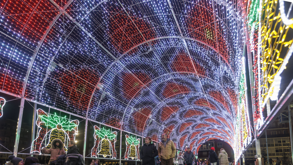 Arco de luces instalado en la Plaza Mayor.