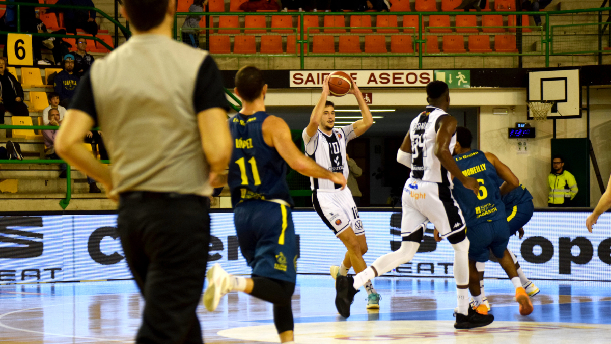 Imagen del partido del Grupo Ureta Tizona Burgos ante Orense.
