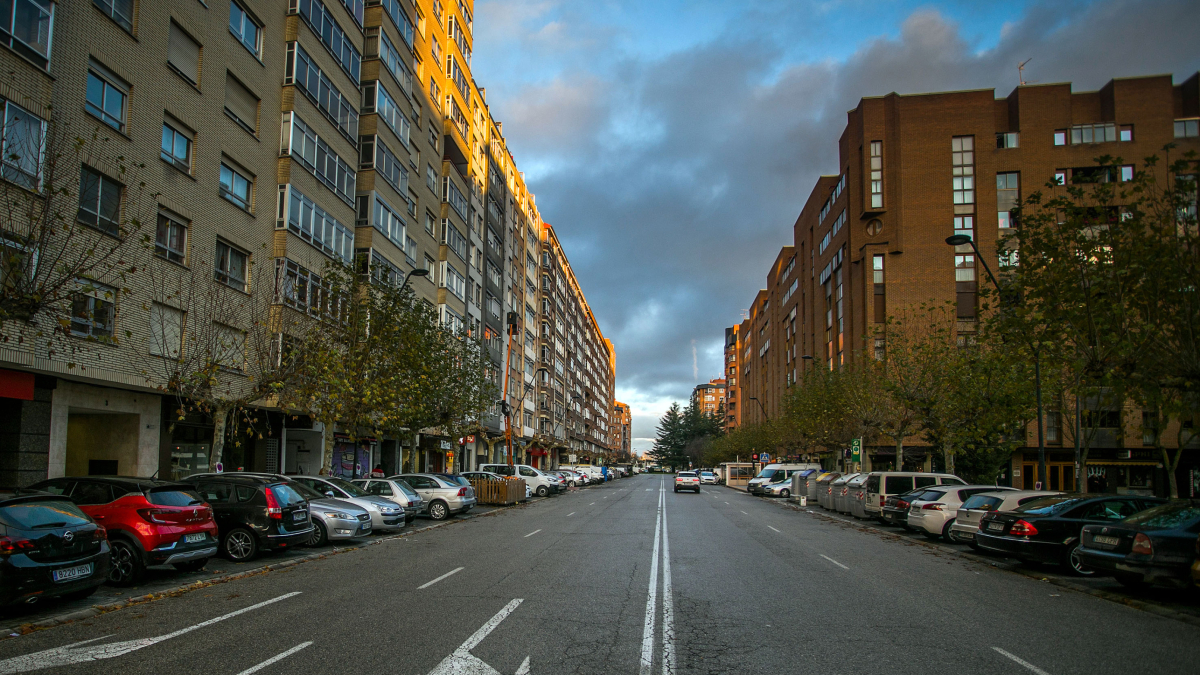 Calle Federico García Lorca, de Gamonal, donde varios portales están incluidos en el padrón de la ITE.