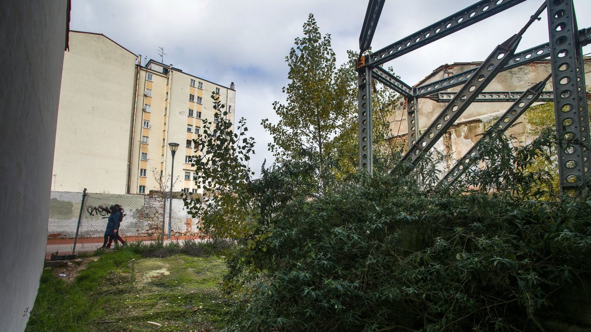 Detalles de viviendas abandonadas, solares vallados y alguna que otra casa rehabilitada.