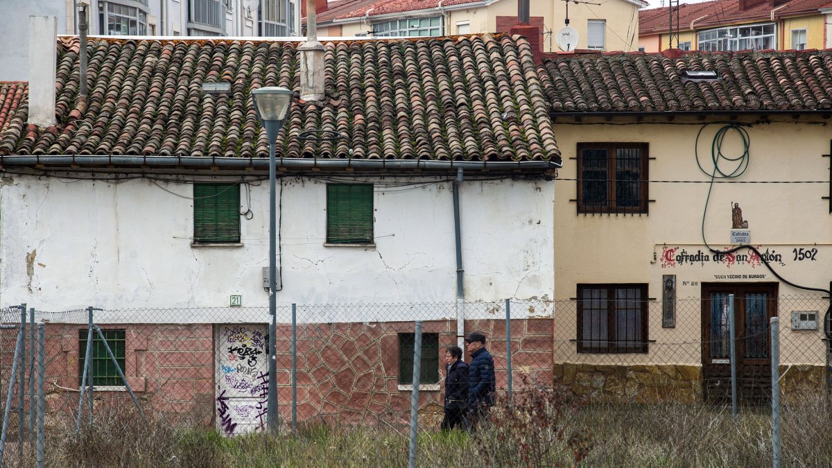 Varios solares vallados en el Pueblo Antiguo de Gamonal.