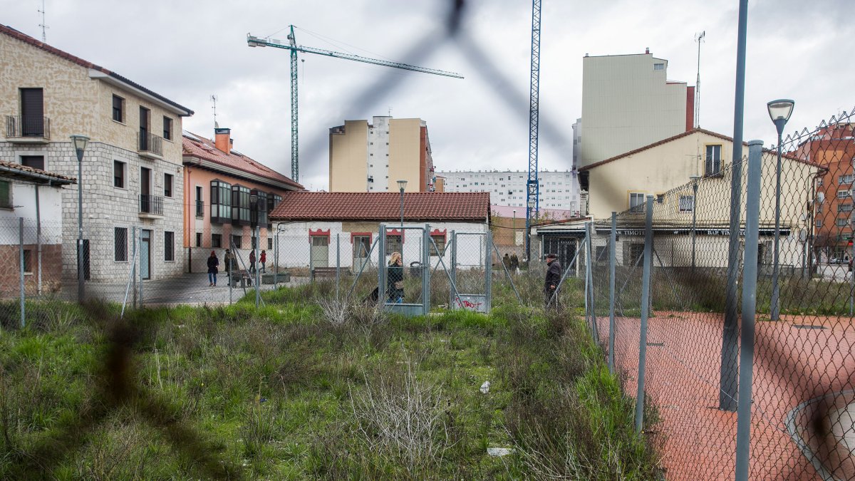 Una parcela vallada en el Pueblo Antiguo de Gamonal.