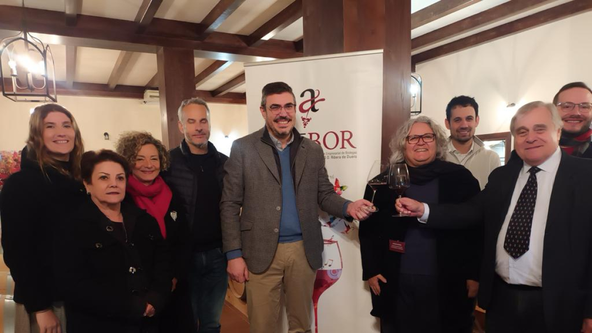 Imagen de la visita de importadores de Brasil, con el presidente de Asebor, Iker Arroyo
