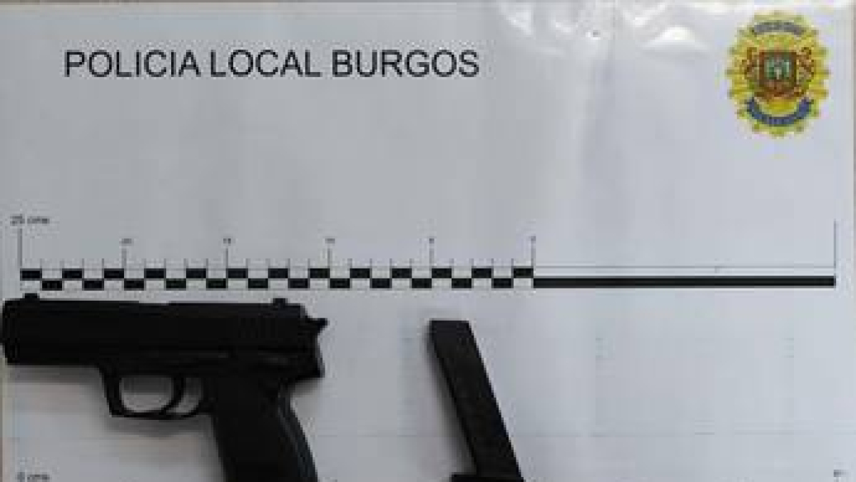 Pistola simulada incautada a uno de los menores detenidos.