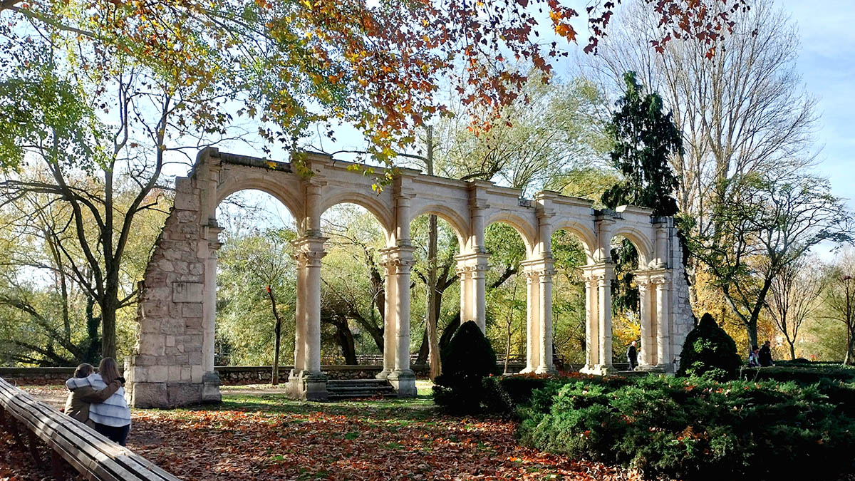 Los arcos de Castilfalé son el elemento patrimonial más destacado del paseo.
