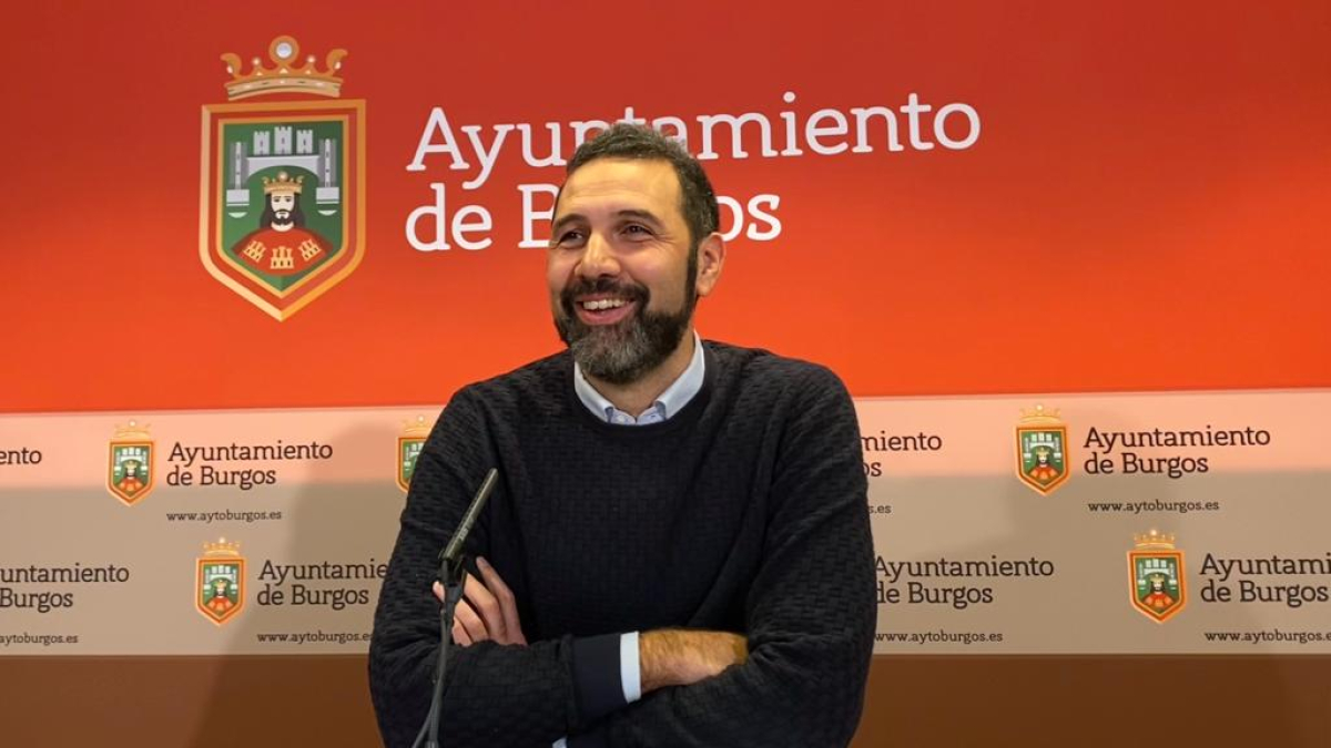 Daniel Garabito, en una rueda de prensa en la sala del Ayuntamiento de Burgos.