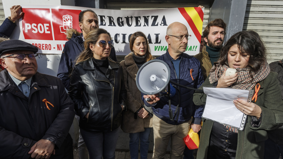 Concentración de Vox en la sede del PSOE de Burgos.