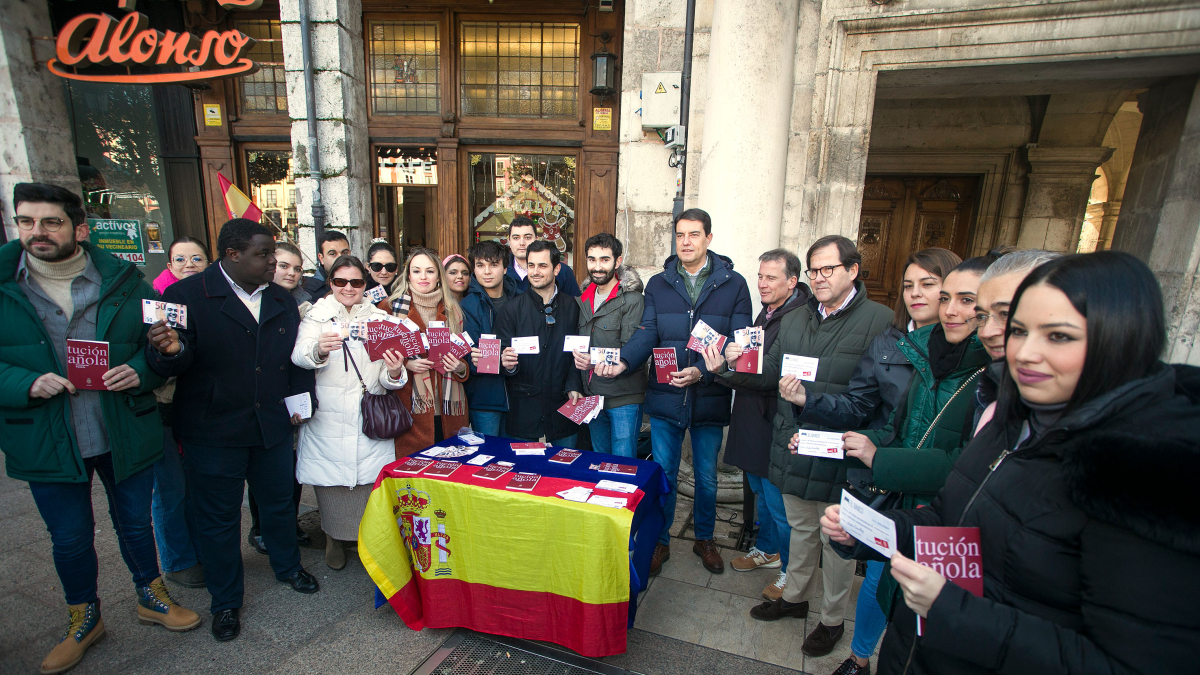 Los jóvenes de Nuevas Generaciones han repartido ejemplares de la Constitución Española en la Plaza Mayor.