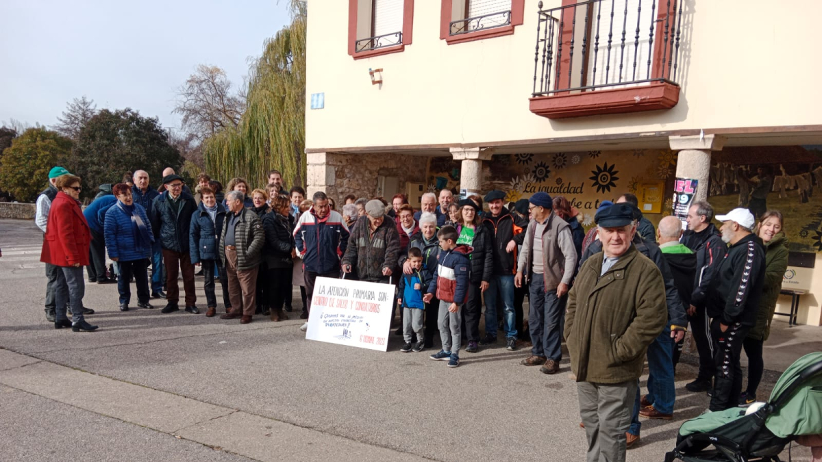 Los vecinos de Puentedura se han concentrado en la plaza del municipio para exigir mejoras en la atención sanitaria.