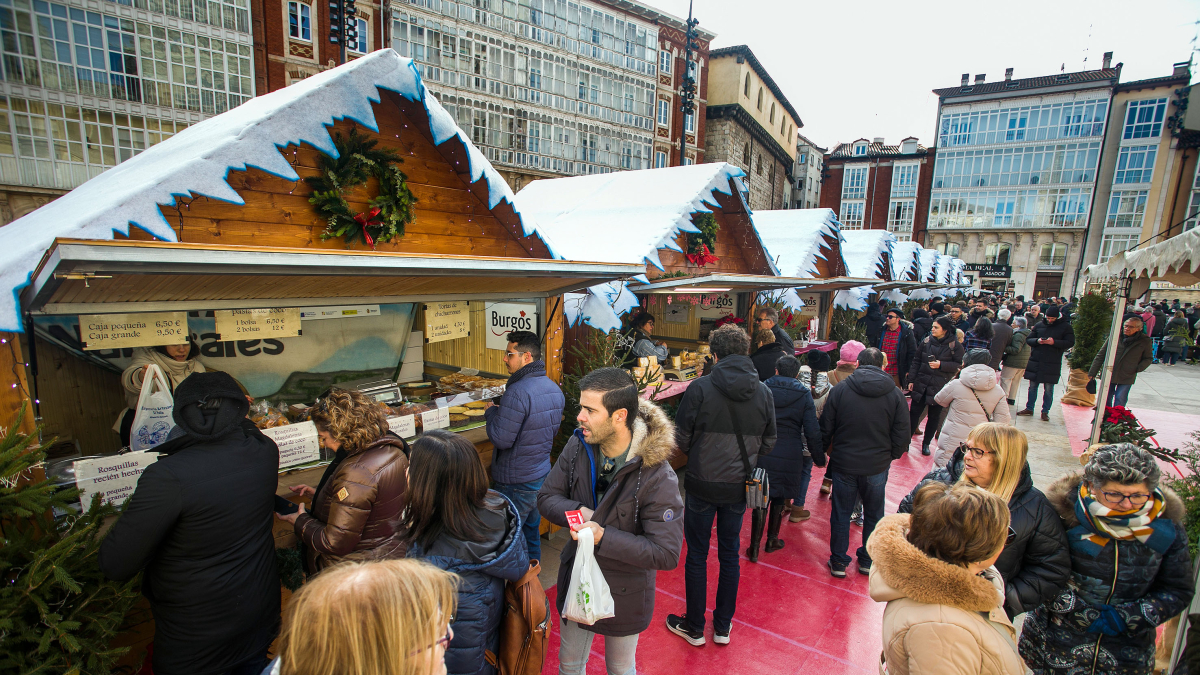 Vista parcial del Mercado Navideño ubicado a los pies de la Catedral.