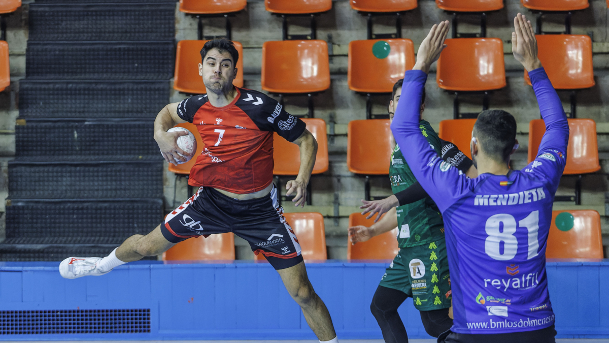 Alesandre Chan encara al portero rival para lanzar a portería.