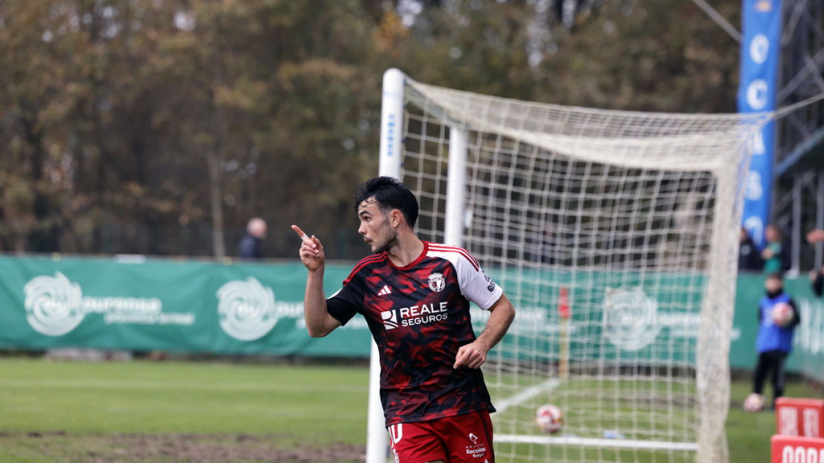 Bermejo celebra uno de los goles del Burgos CF.