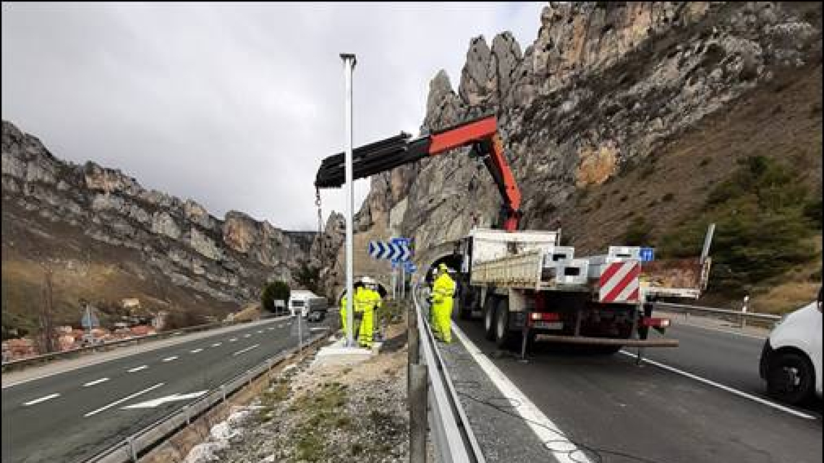 Operarios modificando la señalización en la AP-1 en Pancorbo.