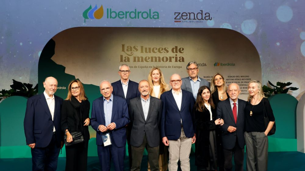 Algunos de los autores del volumen 'Las luces de la memoria', durante la presentación.